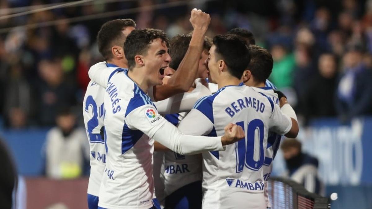 Un eufórico Francés, en primer término, abrazado a sus compañeros después del 2-0, obra de Giuliano Simeone.