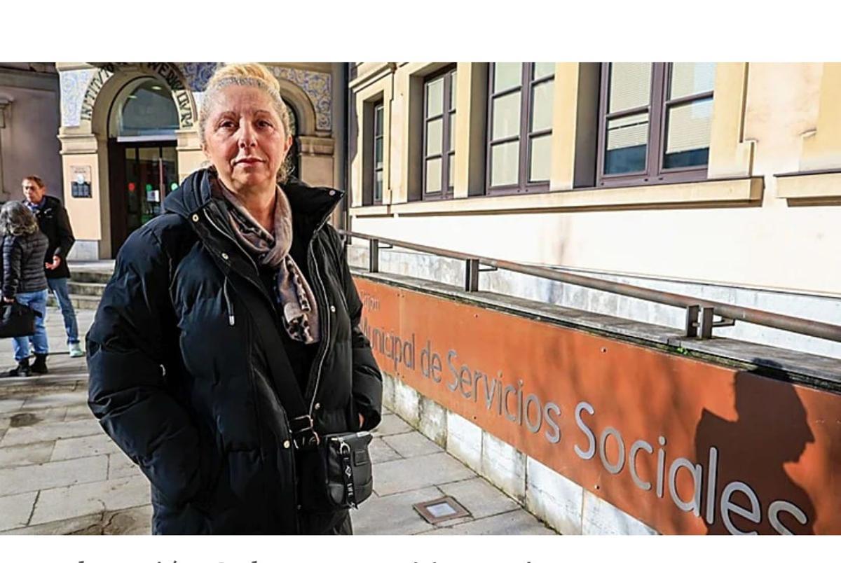Adoración Gabarri Jiménez, este martes a las puertas de la Fundación Municipal de Servicios Sociales.
