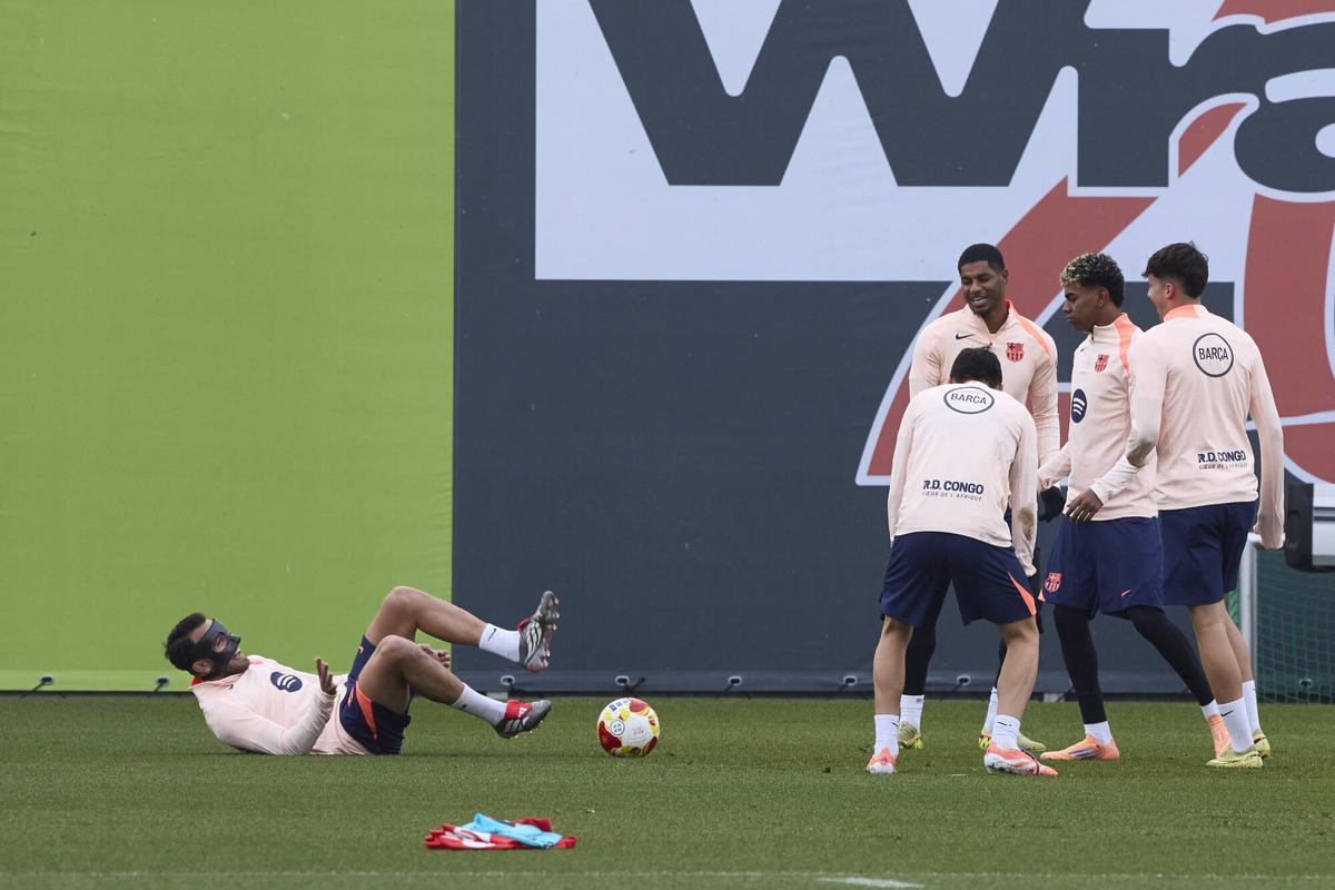 Eric Garcia, en el suelo, ante las sonrisas de sus compañeros en la sesión previa al debut copero.