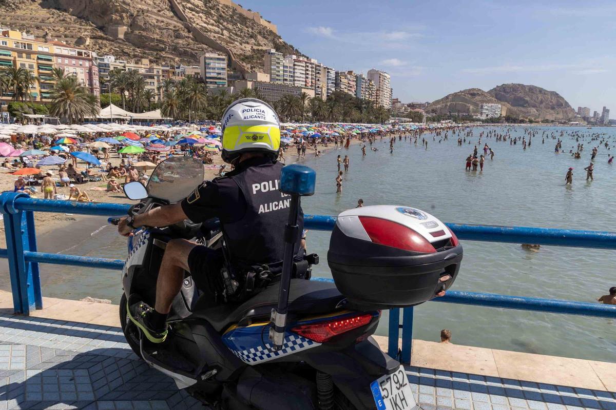 Así se refugia Alicante del calor tras superar los 40 grados en plena ola extrema Así se refugia Alicante del calor tras superar los 40 grados en plena ola extrema