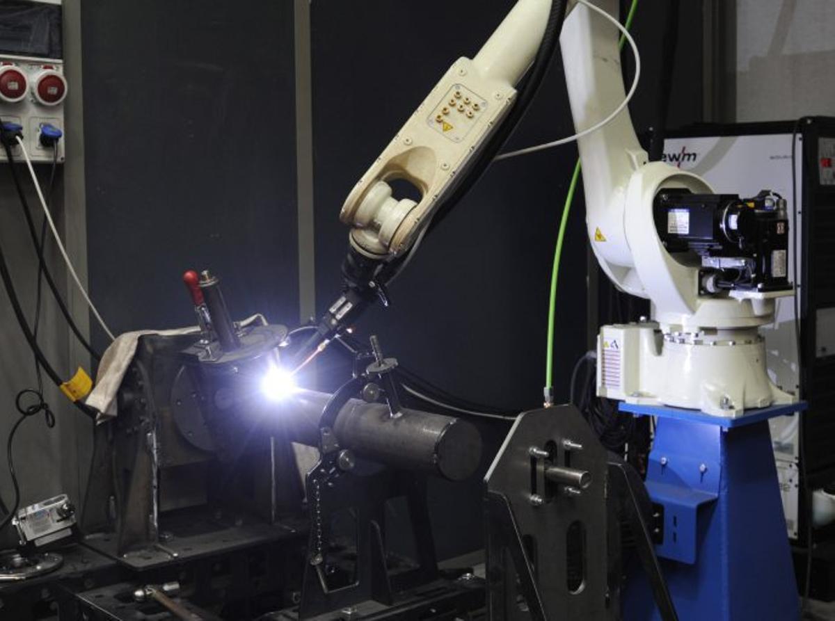 La nueva maquinaria láser les permitirá entrar en sectores como la creación de carrocerías. | BERNABÉ/JAVIER LALÍN