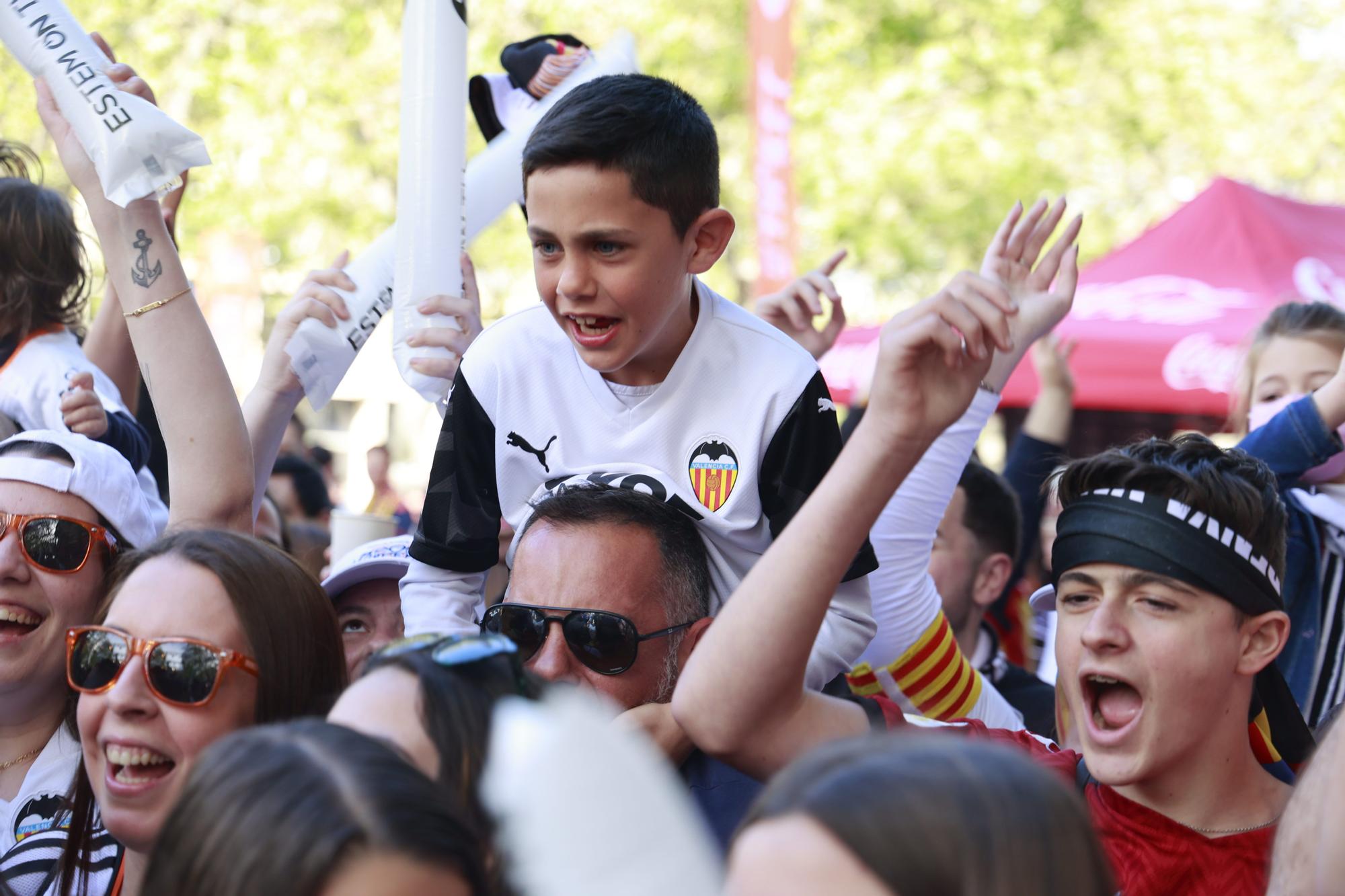 Mestalla es una fiesta en las horas previas a la final