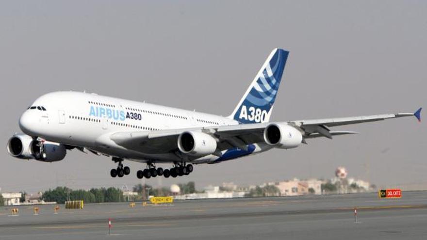 Fotografía de archivo con fecha del 11 de noviembre de 2007 que muestra el despegue de un Airbus 380 durante un espectáculo aéreo en al aeropuerto de Dubai (EAU). El fabricante de aviones europeo Airbus ha anunciado formalmente el 13 de mayo de 2008 nuevos retrasos en la entrega de sus superjumbos A380.