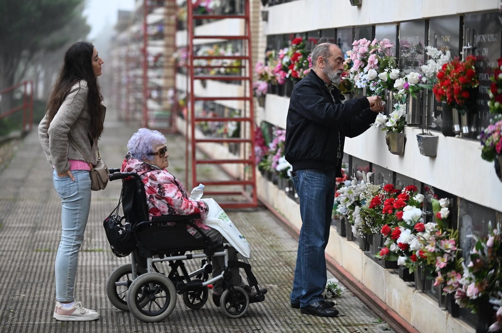 En imágenes | Así ha sido el Día de Todos los Santos en el cementerio de Torrero
