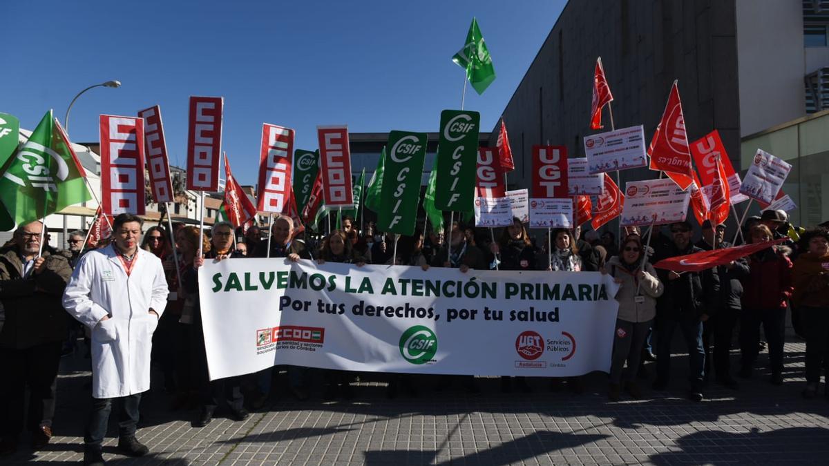 Concentración de UGT, CCOO y CSIF, en la puerta del centro sanitario Carlos Castilla del Pino para pedir más recursos en atención primaria.