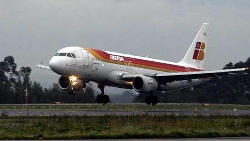 Un avión de Iberia, en el aeropuerto de Asturias.