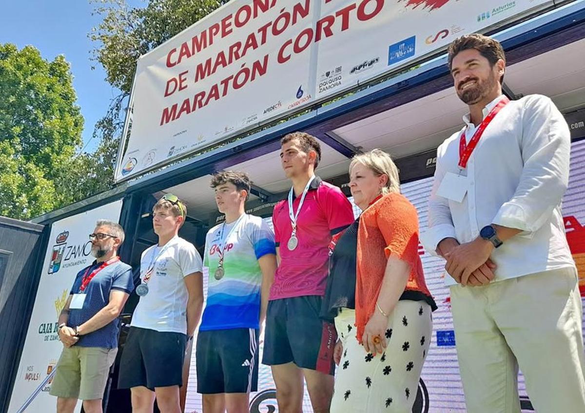 Marcos Antúnez, en el podio de la canoa sub 23. | LOZ