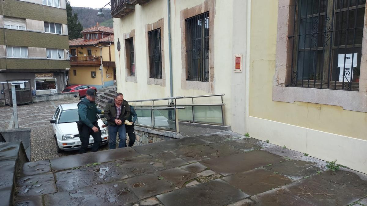 EN IMÁGENES: la entrada en el juzgado del vecino de Allande detenido por apuñalar a su excuñado