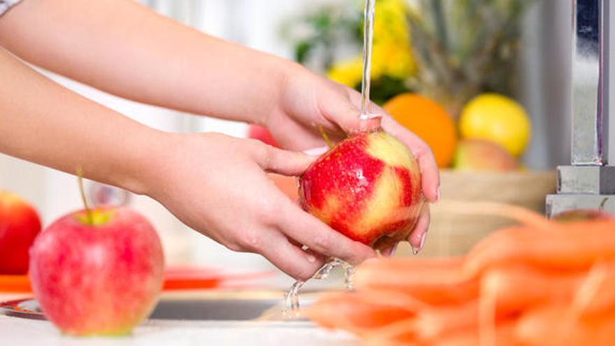 Cada manzana necesita 70 litros de agua.