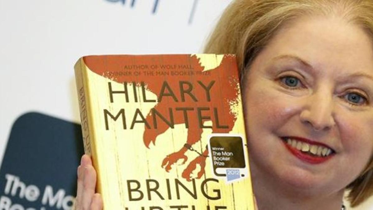 Hilary Mantel, con el libro ganador.