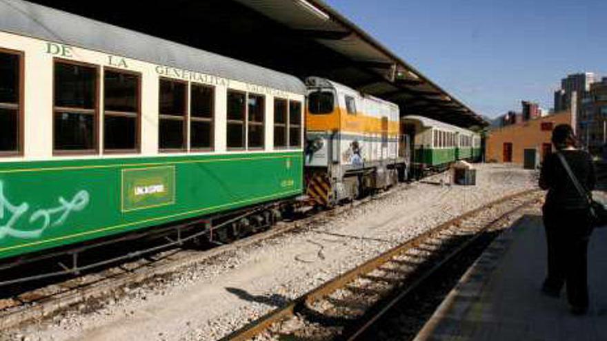 El emblemático tren, cuando estaba en Benidorm.