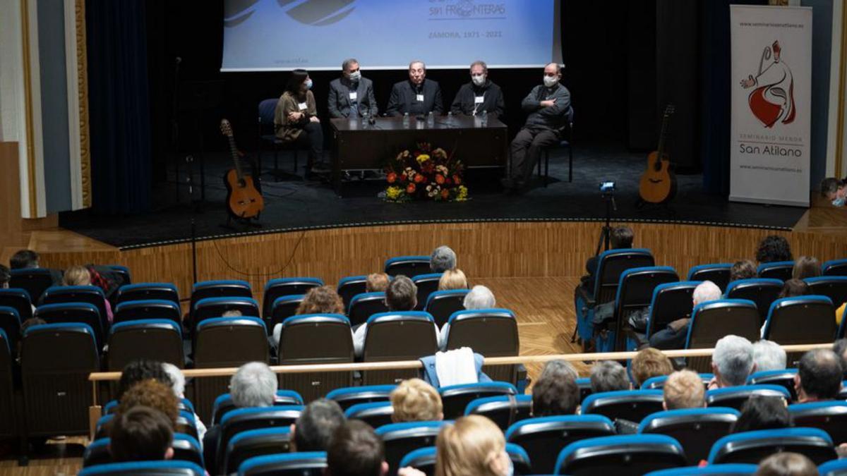 Asistentes a la reunión de Cristianos sin fronteras. | A. Burrieza