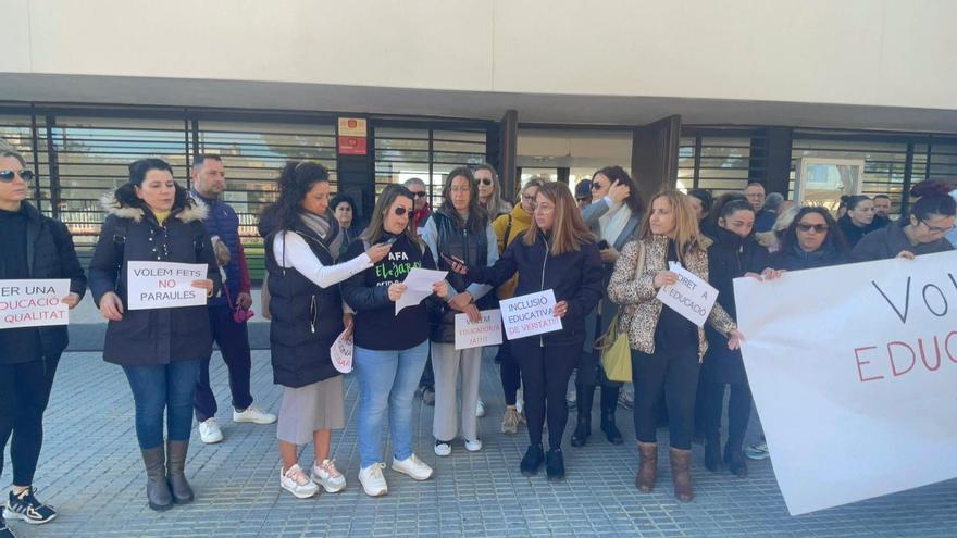 Un colegio de Pinoso se moviliza tras tres meses sin educador especial