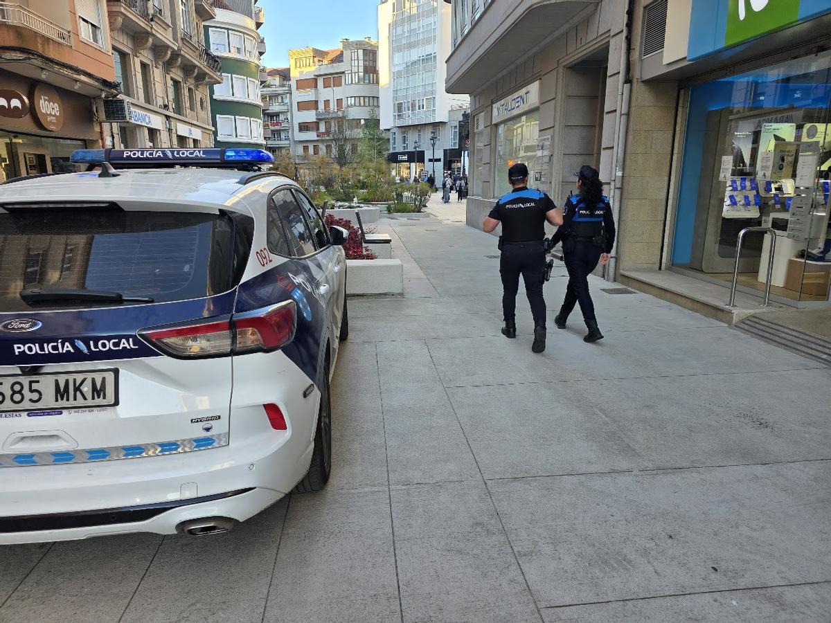 Efectivos de la Policía Local en las calles de Vilagarcía.