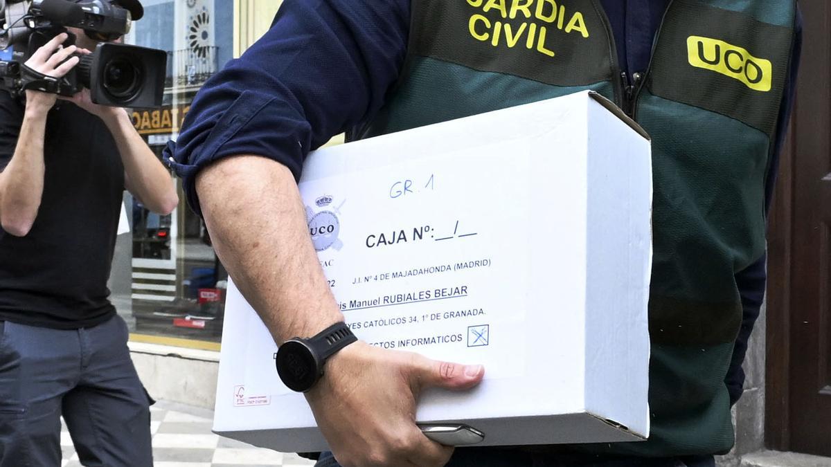 La Guardia Civil registra la sede de la Real Federación Española del Fútbol