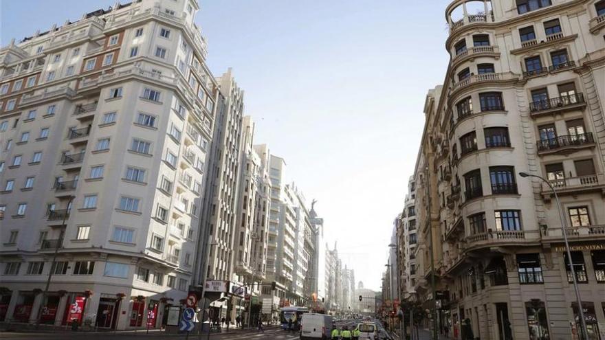 Acordonan la Gran Vía por un coche abandonado