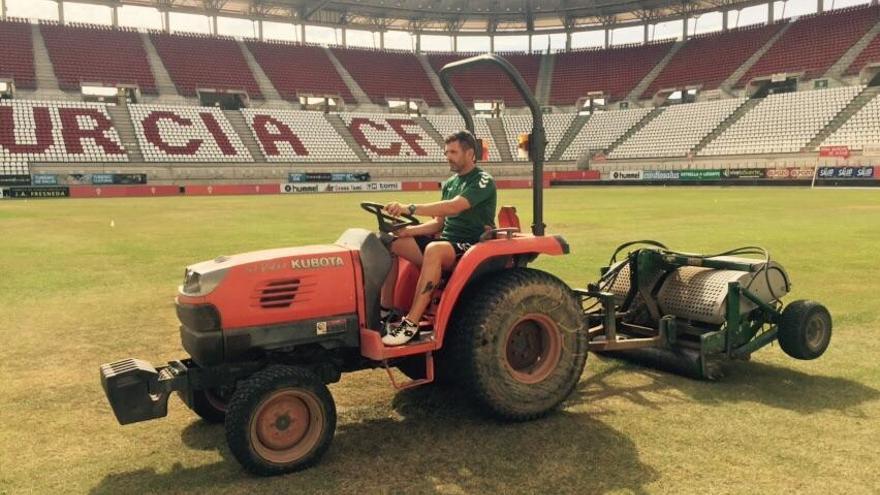 El club mima el césped de Nueva Condomina para el estreno liguero