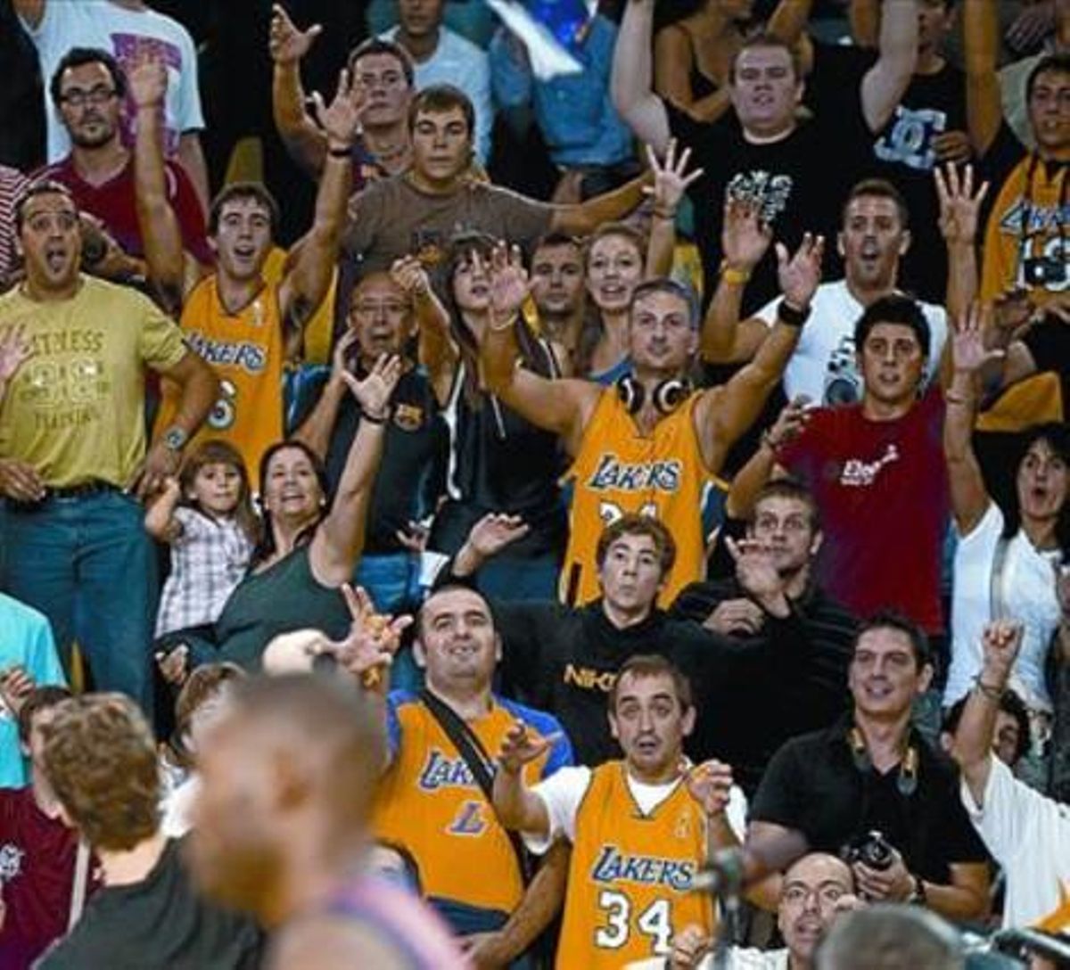 Passió 8 Pau Gasol llança la seva samarreta als fans, ahir al Palau. Passió 8 Pau Gasol llança la seva samarreta als fans, ahir al Palau.