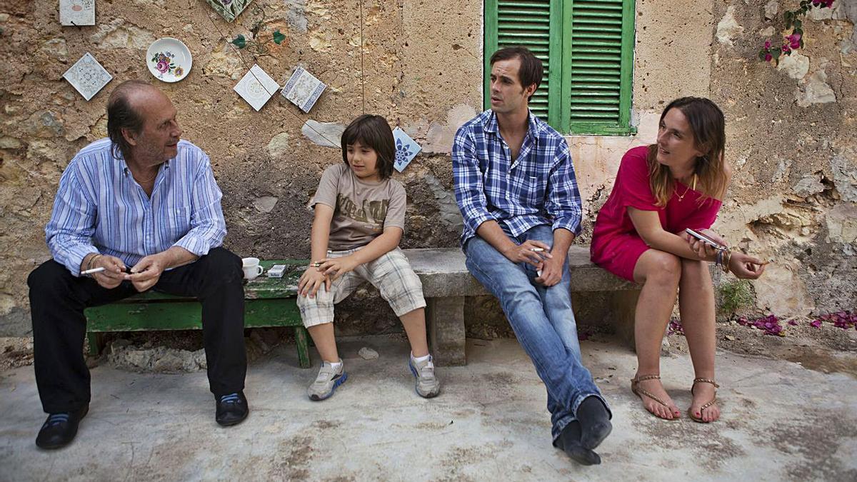 Paco de Lucía, en su casa de Establiments, con sus hijos Diego, Curro y Casilda. 