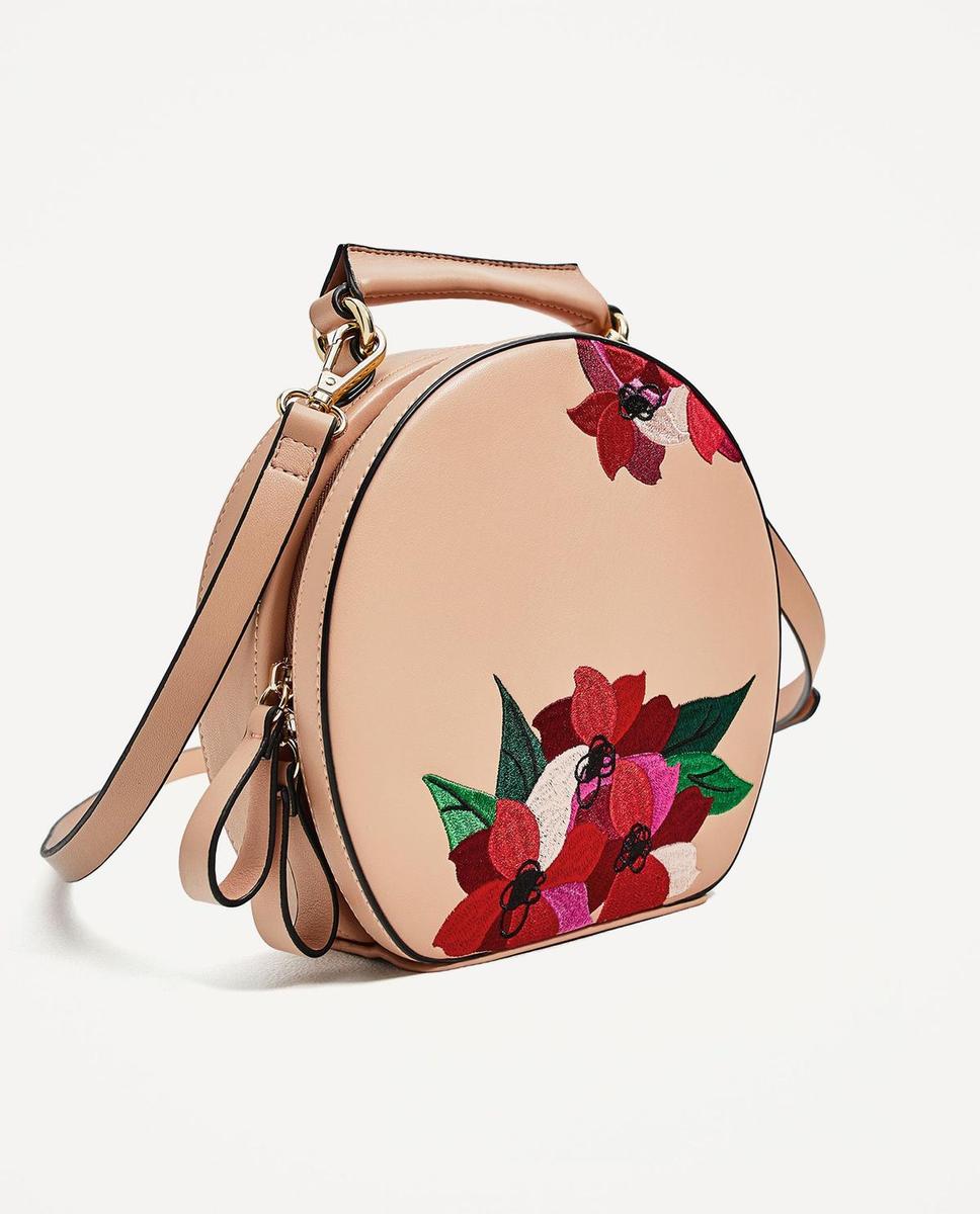 Los bolsos más 'frescos' de Zara: Con flores bordadas (29,90 euros)