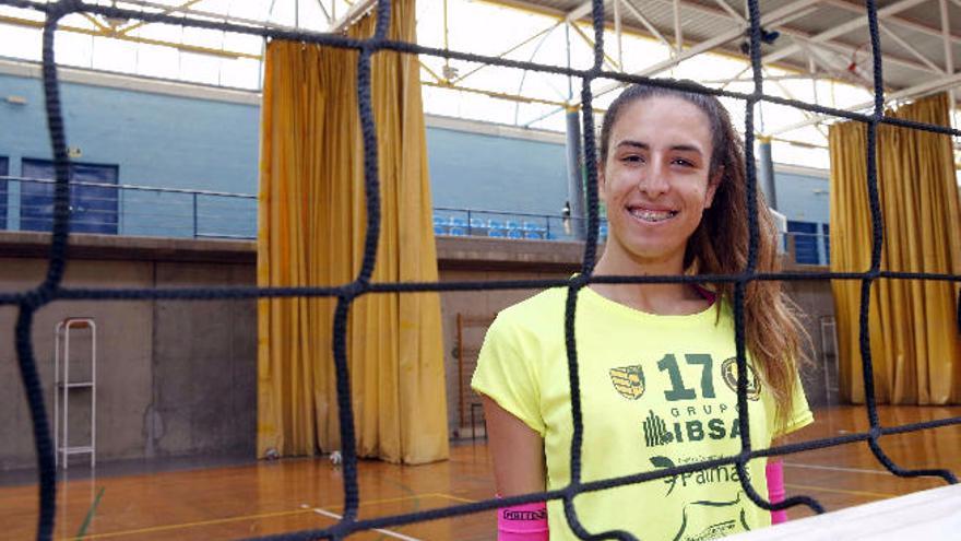 Omy Perdomo junto a la red en la pista de voleibol del polideportivo Juan Beltrán