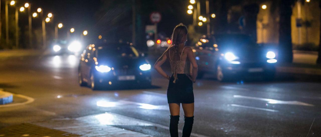 Una persona ejerce la prostitución en la Avenida de Dénia antes del estado de alarma. Foto de Héctor Fuentes