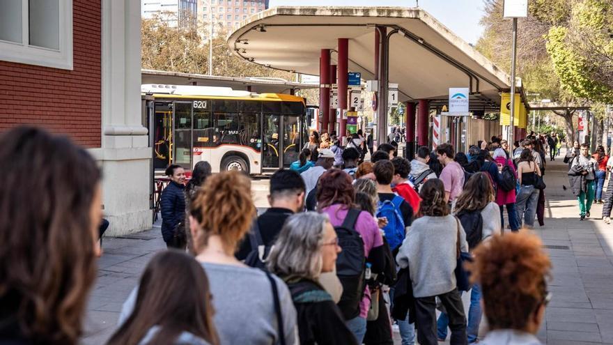 Barcelona dignificarà les parades de bus interurbà amb més afluència i remodelarà les estacions de Fabra i Puig i Sants