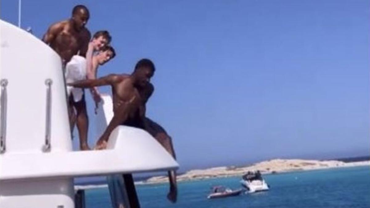 Un jugador de fútbol, a punto de estrellarse al saltar de un barco en Ibiza