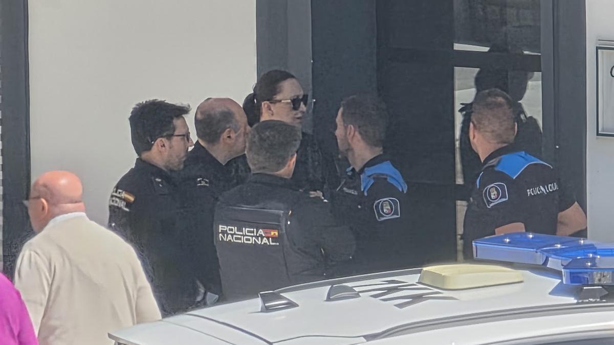 Los agentes «reunidos» en el lugar.