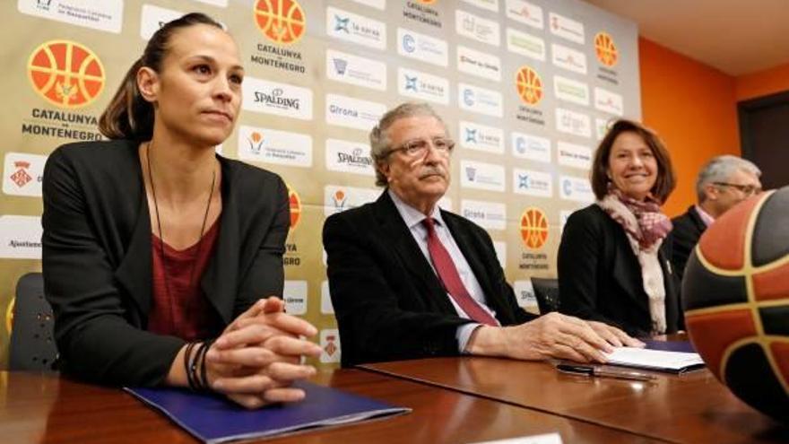 Núria Martínez, Joan Fa (president FCBQ) i Marta Madrenas, ahir a Fontajau.