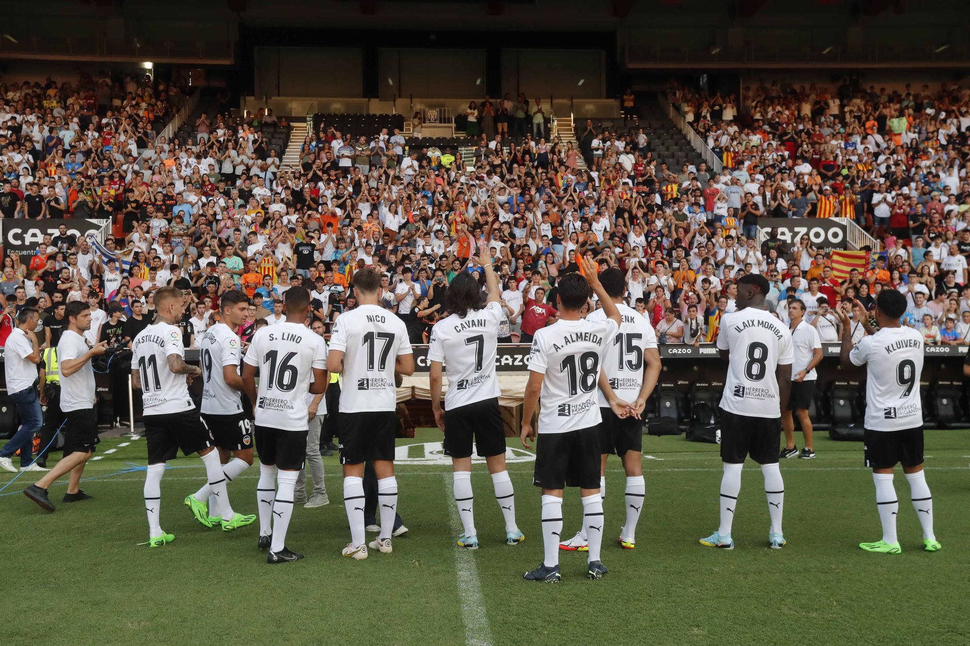 'Cavanimanía': Locura de la afición para dar la bienvenida a los fichajes del Valencia