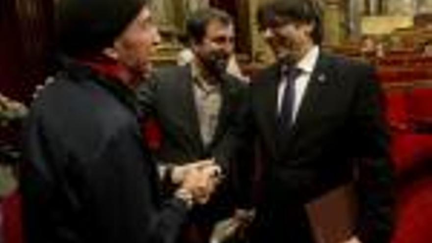 Carles Puigdemont amb Lluís Llach ahir al Parlament.