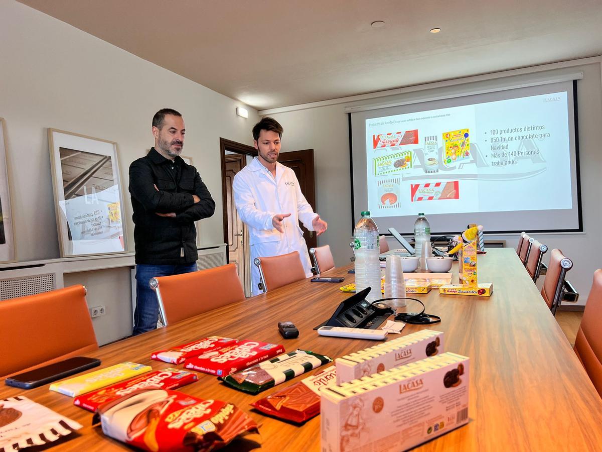 El alcalde de Siero, Ángel García, (izquierda), junto a Ángel Gajino, jefe de la planta de Meres, en una visita a las instalaciones.