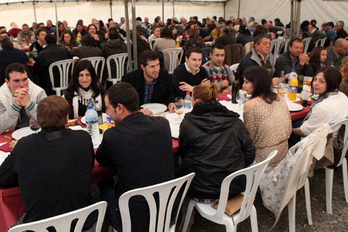 Alrededor de 200 personas compartieron mesa y mantel en la fiesta gastronómica.  // Bernabé/Luismy