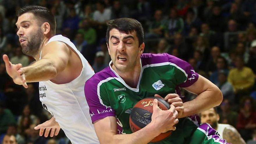 Shermadini y Reyes, durante el Unicaja-Madrid.