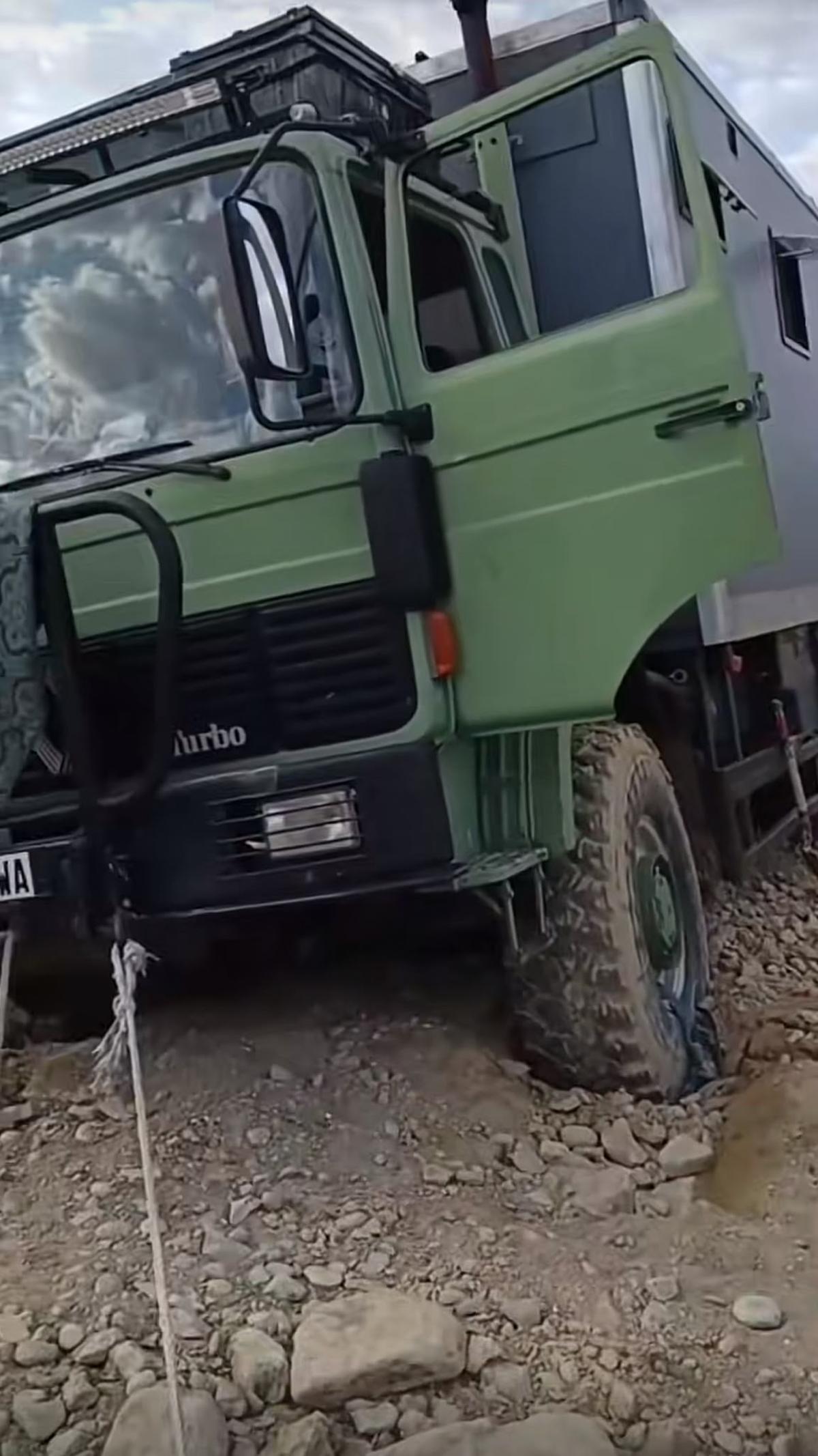 Situación del camión atrapado tras varios días en el pantano de La Sotonera