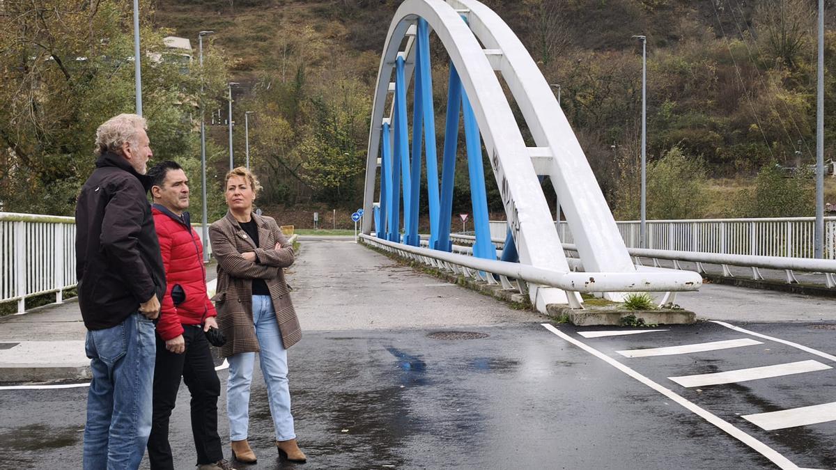 Por la derecha, Gemma Álvarez, Roberto Campomanes y Carlos Paulín, en el puente de La Llera.