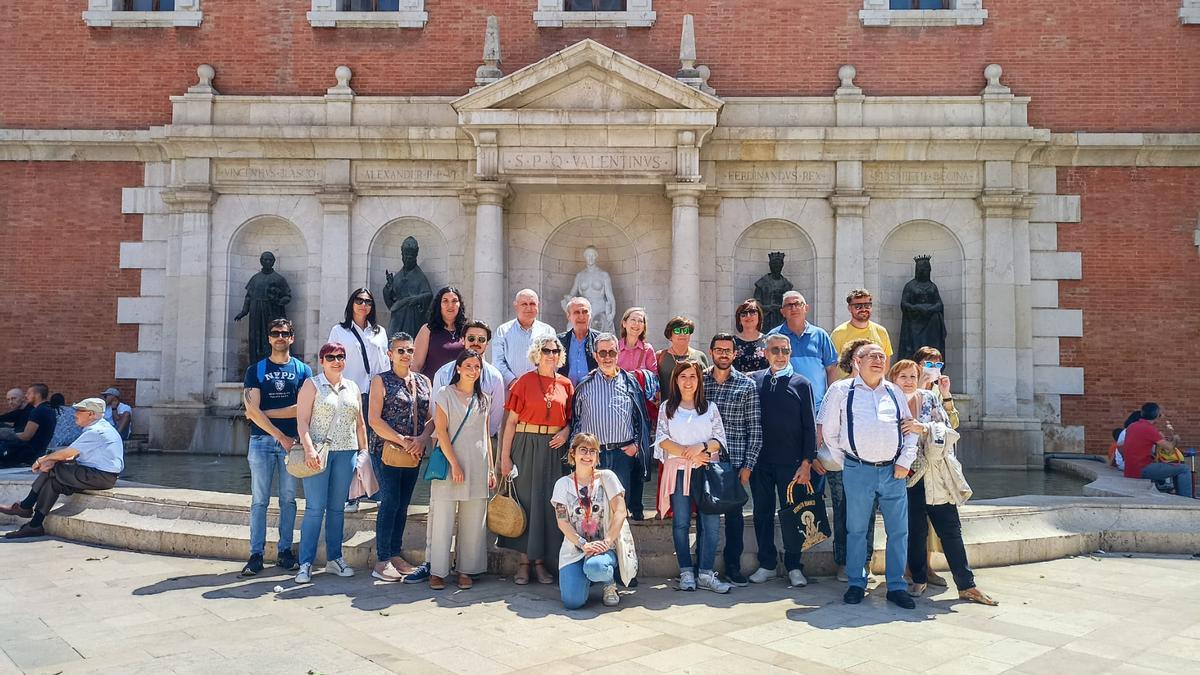 Foto de familia de todo el grupo en la plaza del Patriarca.