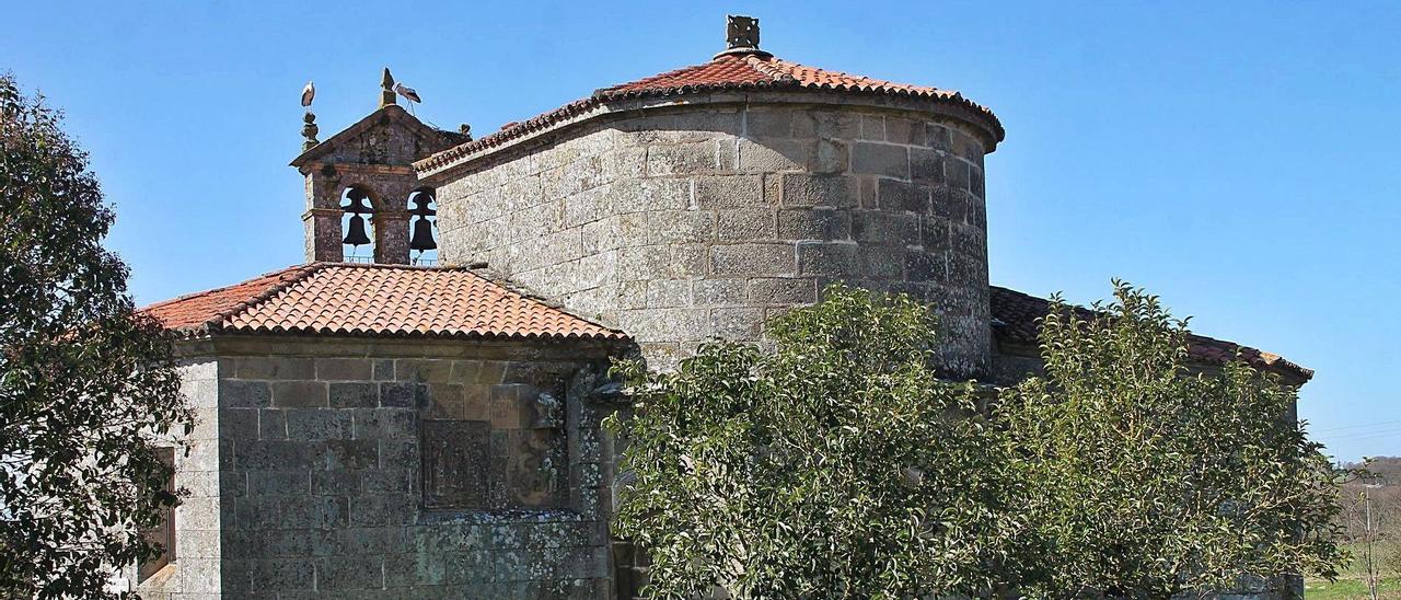 A igrexa románica de Goiás, coas cegoñas na cima do campanario.