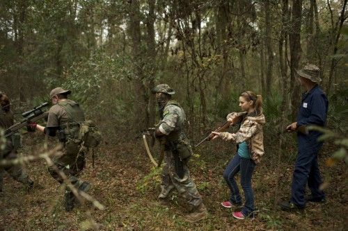 Miembros del grupo North Florida Survival Group que entrena niños y adultos en el uso de armas y la survivencia en la naturaleza