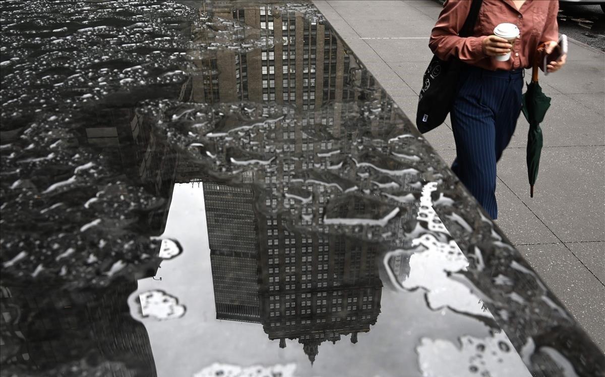 El edificio Helmsley es un edificio de 35 pisos ubicado en Park Avenue y se ve reflejado en una superficie cubierta de lluvia