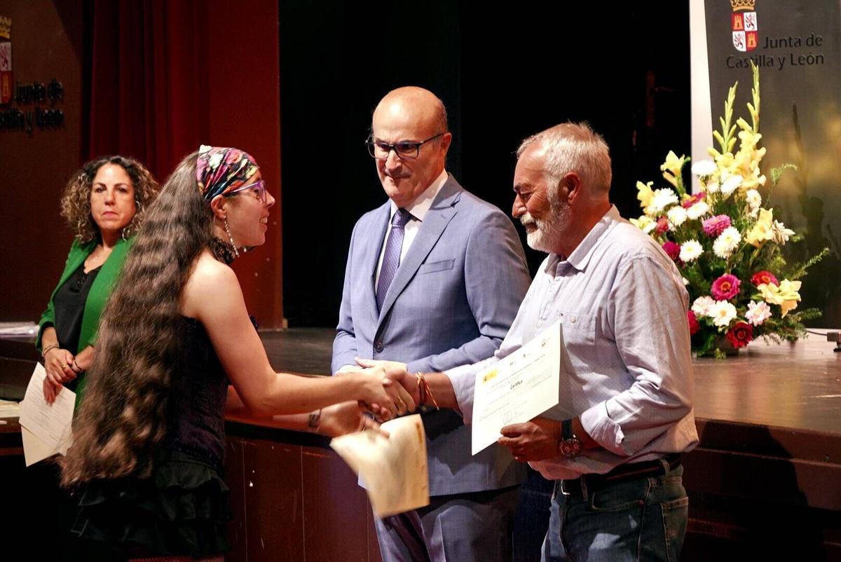 El delegado de la Junta, Fernando Prada, entrega los diplomas de los programas mixtos de empleo de este 2026 a los participantes