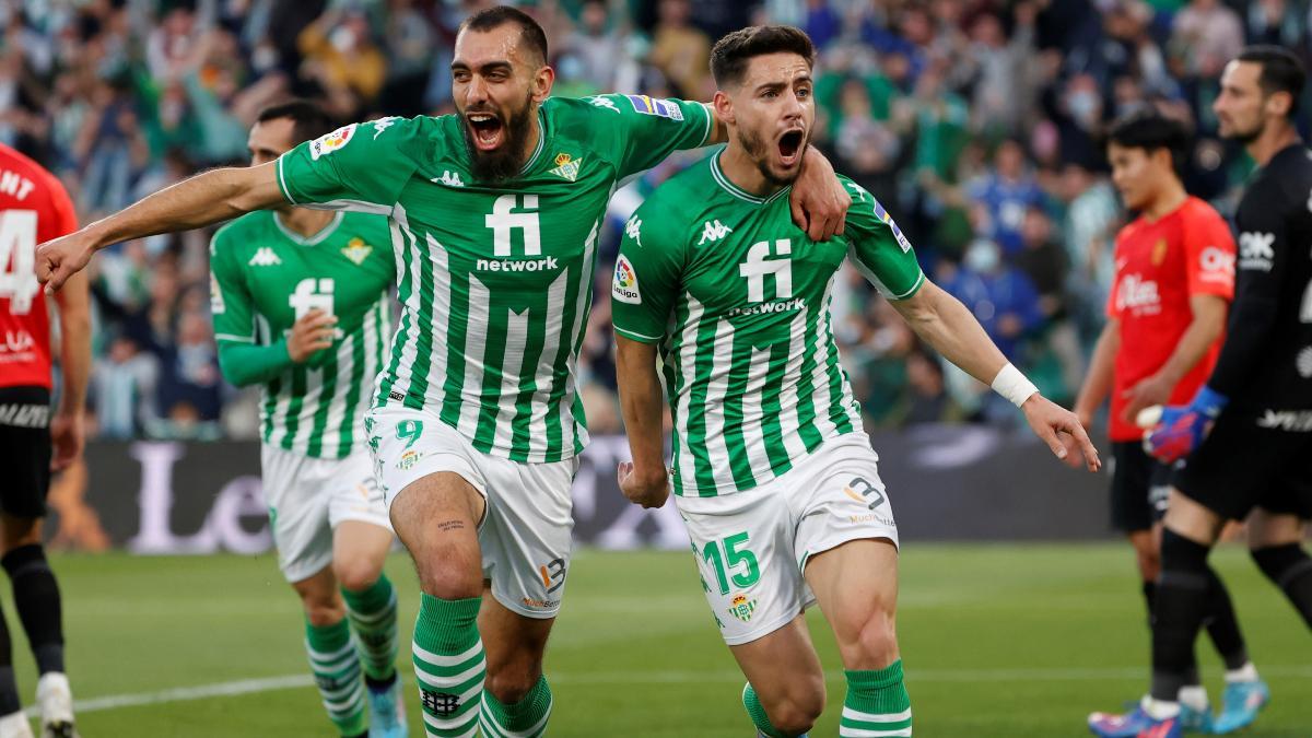 Álex Moreno, celebrando un gol junto a Borja Iglesias