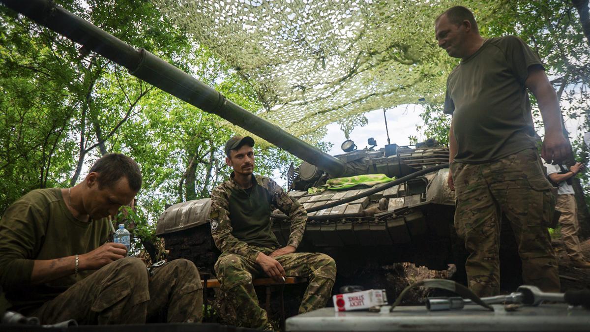 Miembros de la Brigada de Infantería ucraniana reparan un tanque cerca de la línea de frente den Donetsk
