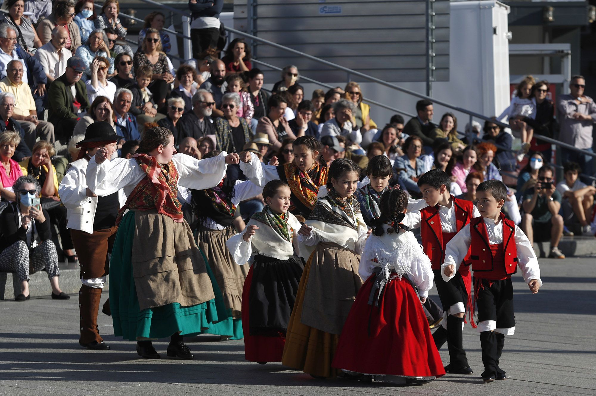 Bailarines y músicos durante la Festa da Muiñeira en el pase de As Avenidas