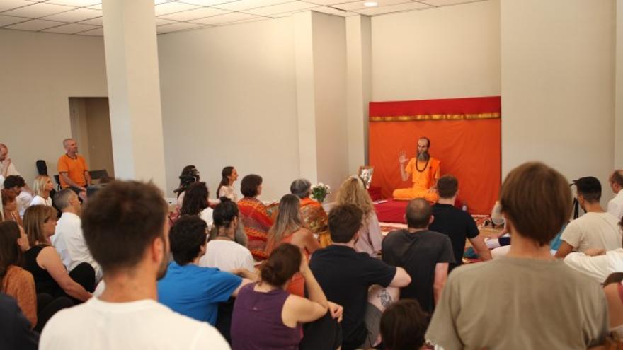 Swami Satyananda Saraswati, junto a decenas de sus alumnos, en una de sus actividades.