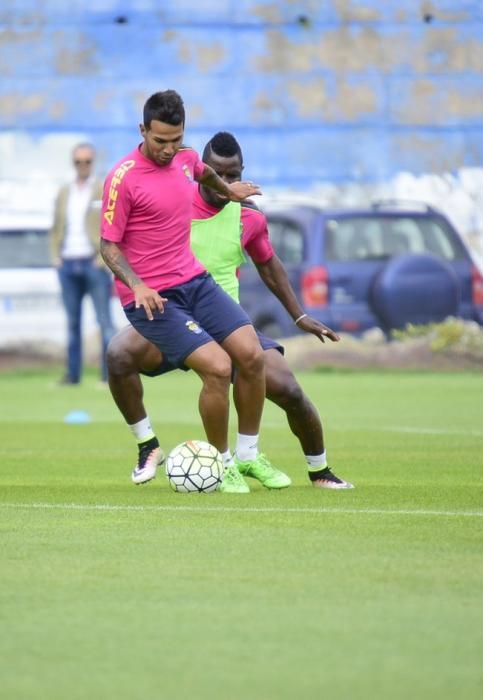 Entrenamiento de la UD Las Palmas en Barranco ...