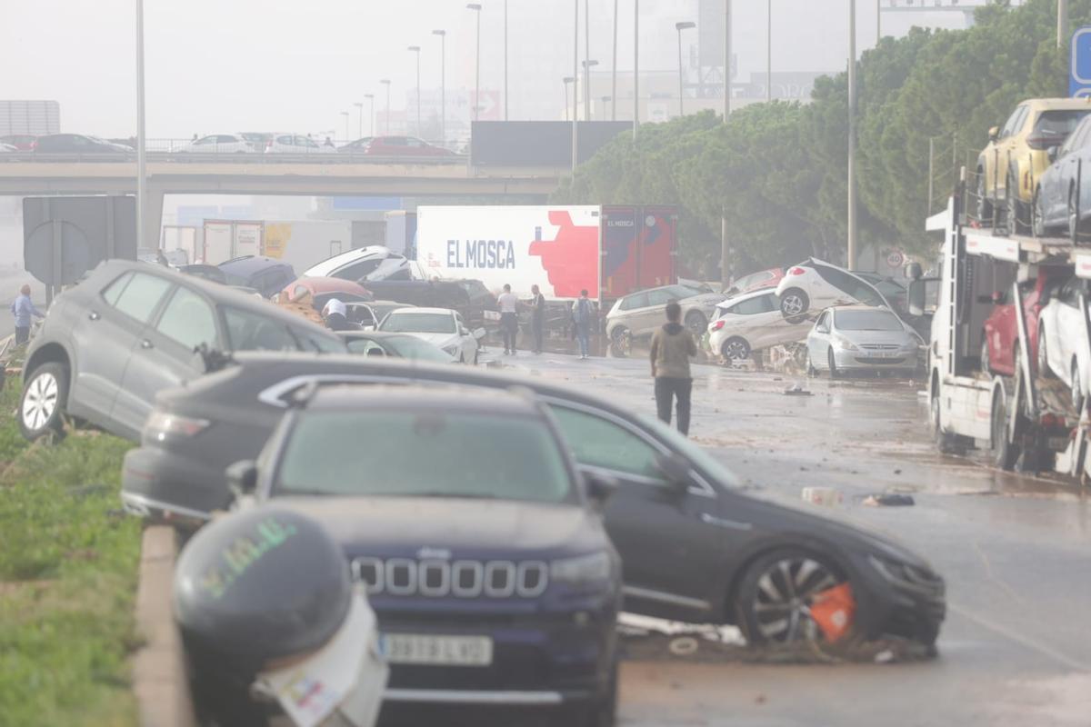Coches destrozados en la pista de Silla tras la DANA de este martes.
