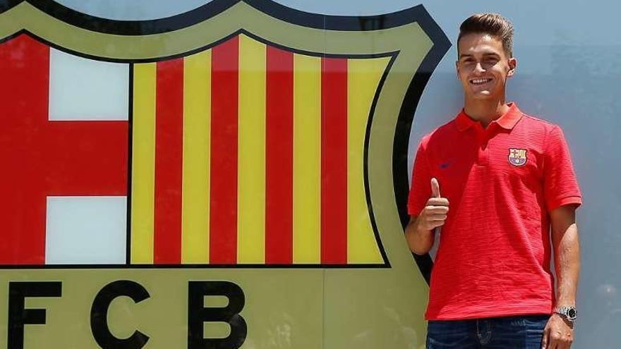 Denis Suárez posó ayer junto al escudo del Barcelona. // Albert Gea