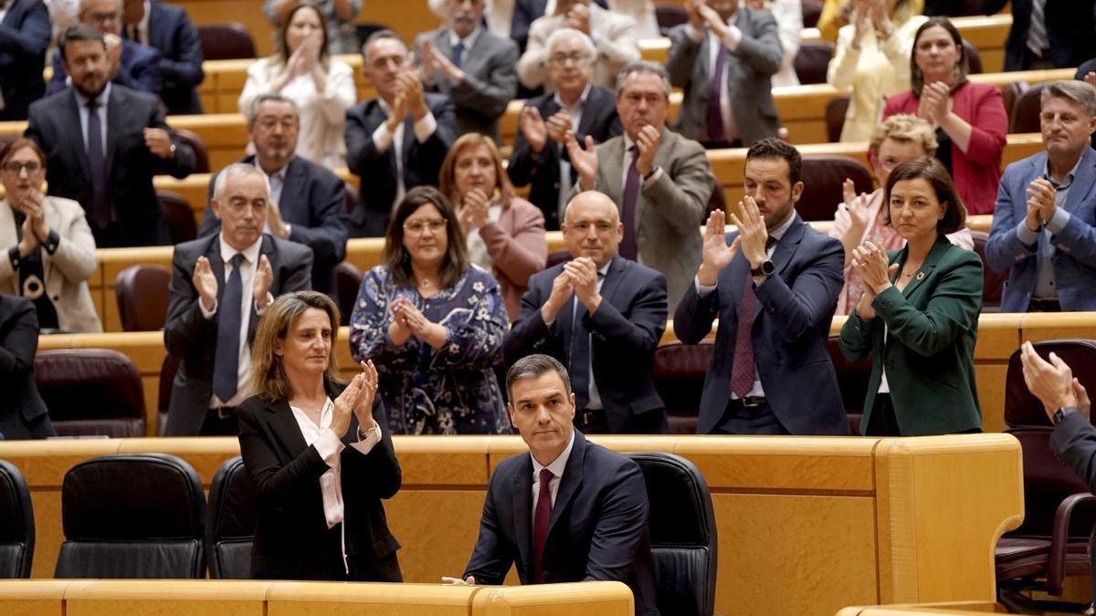 El presidente del Gobierno, Pedro Sánchez, este martes en el Senado, recibe el aplauso de su grupo tras el debate con el líder de la oposición, Alberto Núñez Feijóo.
